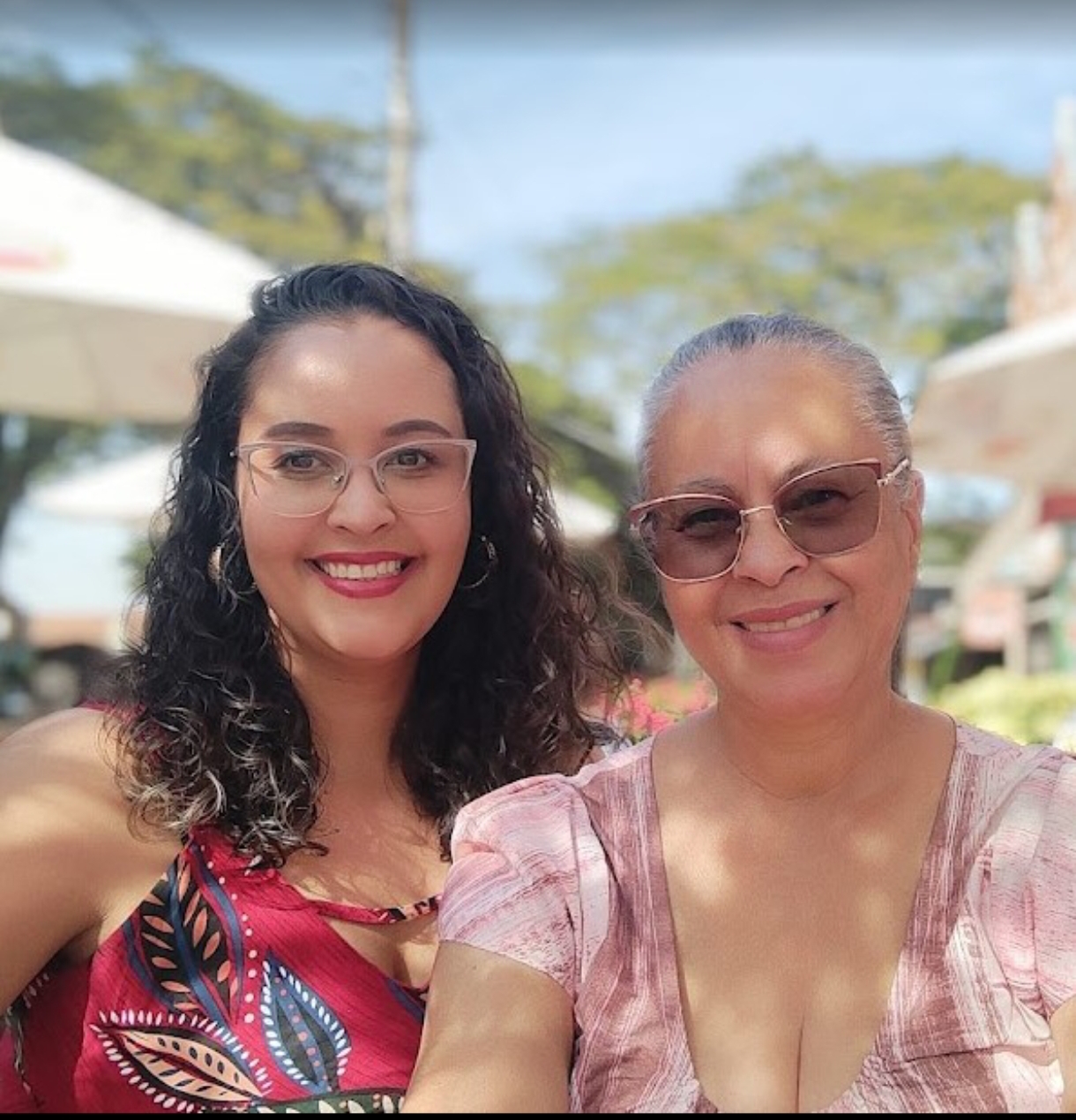 Patrícia e Cecília, mãe e filha, sorrindo juntas